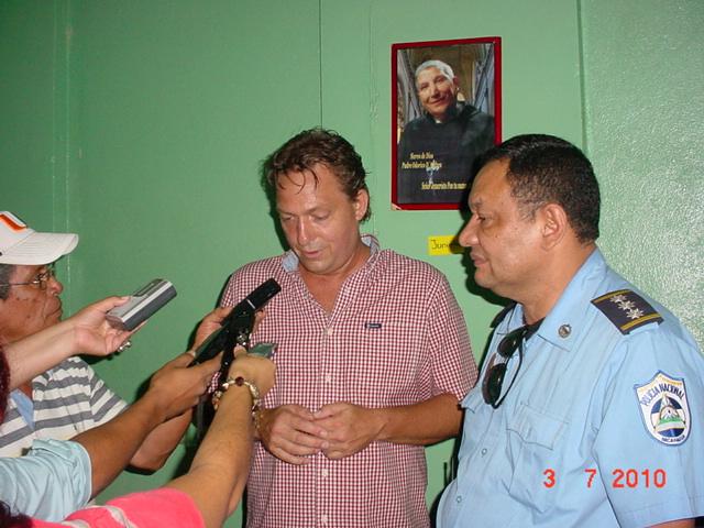 Comisionado mayor Ramon Avellan y el donante danes Horten Nygart
